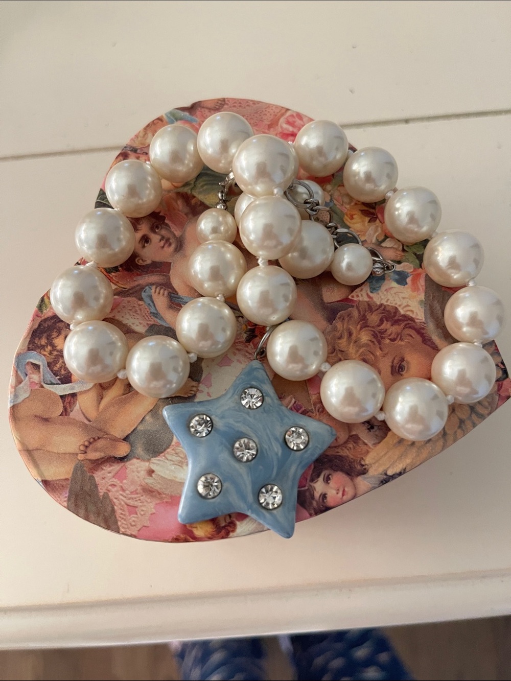 Faux pearl necklace lucite crystal star charm